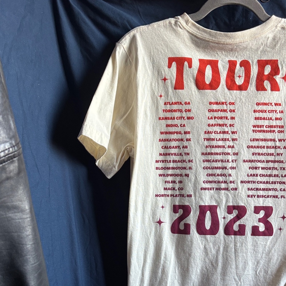 Lainey Wilson Cream Graphic Concert Tour 2023 Medium Tee - Picture 10 of 10